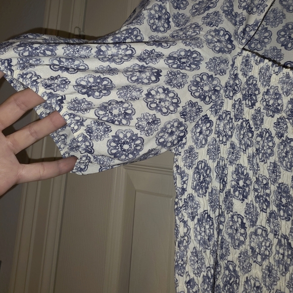 Chic Blue and White Patterned Blouse - Picture 2 of 6